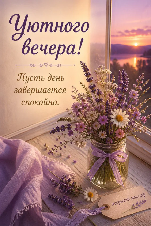 Горящая свеча в стеклянном подсвечнике с еловыми ветками и снегом за окном — вариант 2
